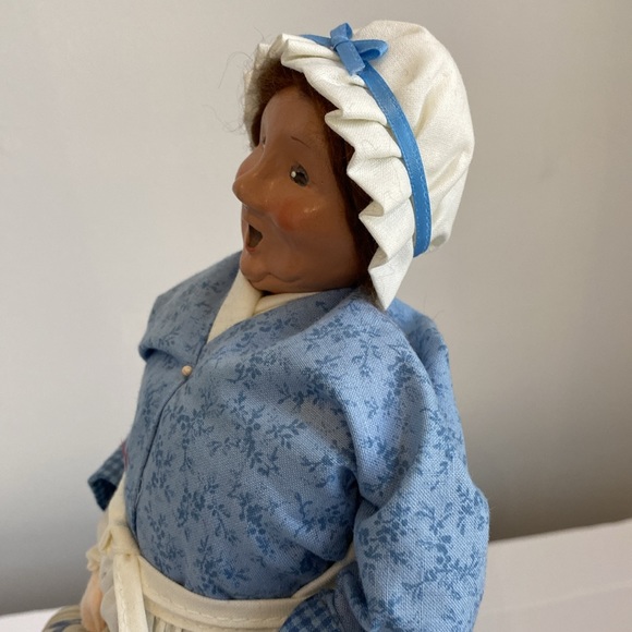 Byers' Choice Tavern Woman with Mugs - 2004 - Picture 5 of 13